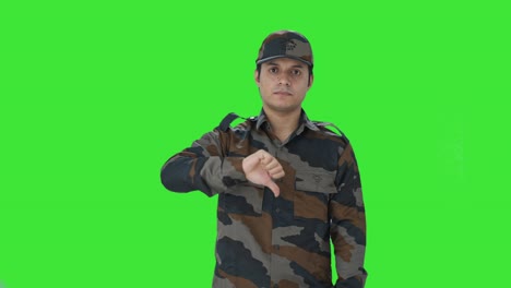 Hombre-Del-Ejército-Indio-Decepcionado-Mostrando-Los-Pulgares-Hacia-Abajo-En-La-Pantalla-Verde