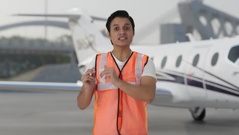 Feliz-Trabajador-Del-Personal-De-Tierra-Del-Aeropuerto-Indio-Hablando