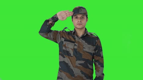 Orgulloso-Hombre-Del-Ejército-Indio-Saludando-La-Pantalla-Verde