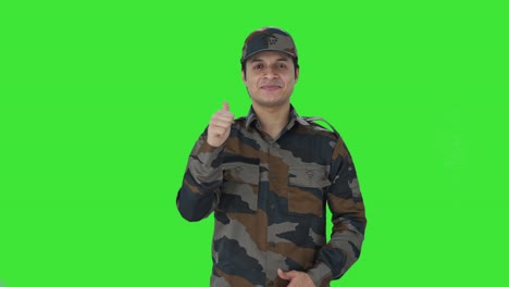 Fröhlicher-Indischer-Armeemann-Zeigt-Daumen-Nach-Oben-Auf-Grünem-Bildschirm