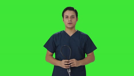 Indischer-Arzt-Entfernt-Stethoskop-Von-Den-Schultern,-Grüner-Bildschirm