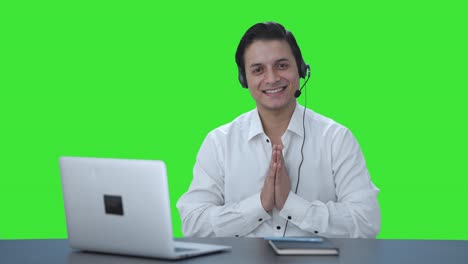 Fröhlicher-Indischer-Callcenter-Mitarbeiter-Macht-Namaste-Und-Grüßt-Den-Grünen-Bildschirm