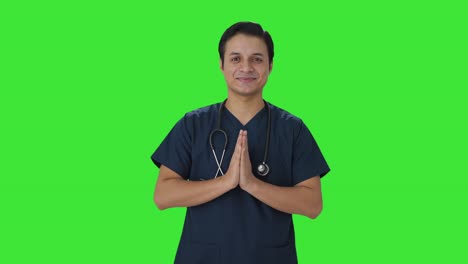Fröhlicher-Indischer-Arzt,-Der-Namaste-Macht-Und-Grünen-Bildschirm-Grüßt