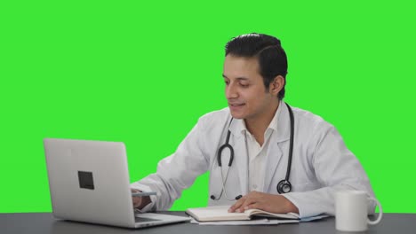 Glücklicher-Indischer-Arzt,-Der-Für-Prüfungen-Auf-Grünem-Bildschirm-Studiert