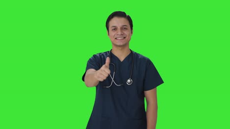 Indischer-Arzt-Zeigt-Daumen-Hoch,-Grüner-Bildschirm