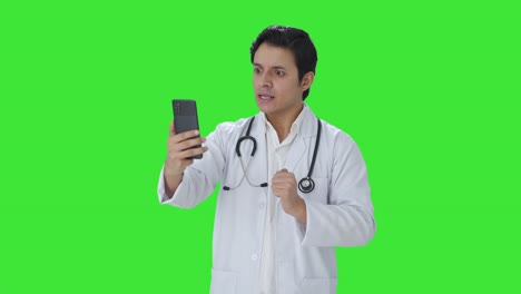 Médico-Indio-Enojado-Gritando-En-Videollamada-Pantalla-Verde