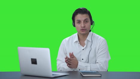 Indischer-Callcenter-Mitarbeiter-Spricht-Auf-Grünem-Bildschirm