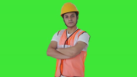 Porträt-Einer-Selbstbewussten-Indischen-Arbeiterin,-Die-Mit-Gekreuzten-Händen-Auf-Grünem-Bildschirm-Steht