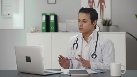 Médico-Indio-Hablando-En-Una-Videollamada