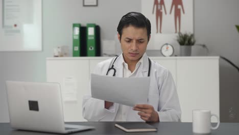 Indischer-Arzt-überprüft-Medizinische-Berichte