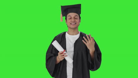 Feliz-Estudiante-Graduado-Indio-Hablando-Con-La-Cámara-En-Pantalla-Verde