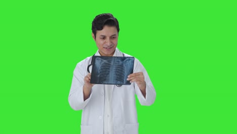Glücklicher-Indischer-Arzt,-Der-Den-Grünen-Bildschirm-Des-Röntgenberichts-überprüft