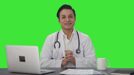 Glücklicher-Indischer-Arzt,-Der-Mit-Jemandem-Auf-Grünem-Bildschirm-Spricht