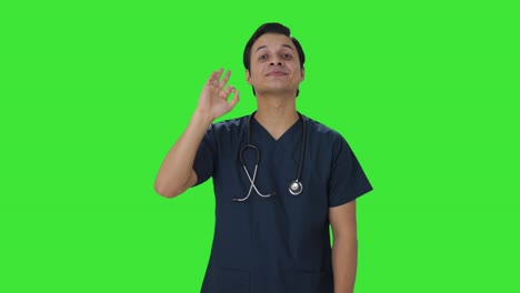 Fröhlicher-Indischer-Arzt,-Der-Einen-Grünen-Bildschirm-Zeigt