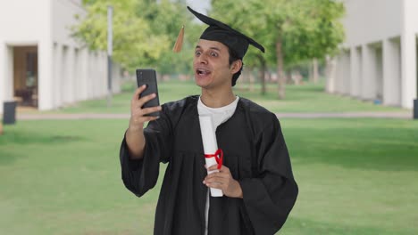 Feliz-Universidad-India-Haciendo-Videollamada-Después-De-La-Graduación