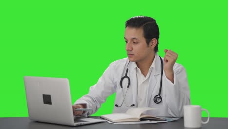 Médico-Indio-Estresado-Estudiando-Para-Exámenes-Pantalla-Verde