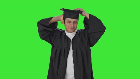 Feliz-Estudiante-Indio-Preparándose-Para-La-Ceremonia-De-Graduación-Pantalla-Verde