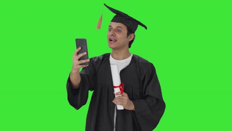 Fröhliches-Indisches-College,-Das-Nach-Dem-Abschluss-Einen-Videoanruf-Auf-Grünem-Bildschirm-Macht