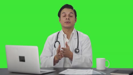 Médico-Indio-Explicando-El-Procedimiento-A-La-Pantalla-Verde-Del-Paciente.