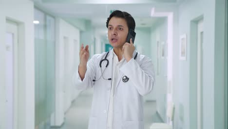 Médico-Indio-Enojado-Gritando-Por-Teléfono