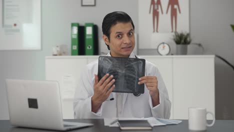 Médico-Indio-Explicando-El-Informe-De-Rayos-X-A-La-Cámara.