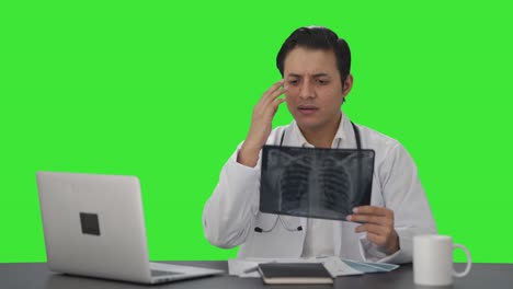 Médico-Indio-Estresado-Revisando-La-Pantalla-Verde-Del-Informe-De-Rayos-X