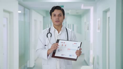 Médico-Indio-Explicando-Informes-Médicos