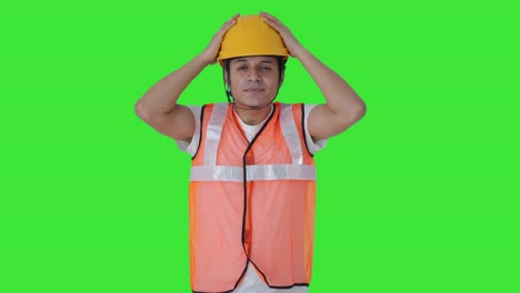 Fröhliche-Indische-Arbeit,-Die-Sich-Auf-Die-Arbeit-Vorbereitet,-Grüner-Bildschirm
