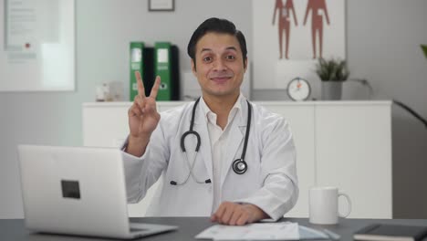 Glücklicher-Indischer-Arzt,-Der-Siegeszeichen-Zeigt