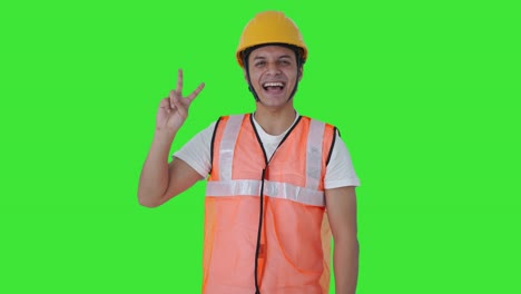 Feliz-Trabajo-De-Construcción-Indio-Mostrando-El-Signo-De-La-Victoria-Pantalla-Verde