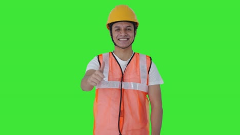 Fröhliche-Indische-Bauarbeiter-Zeigen-Daumen-Nach-Oben-Auf-Grünem-Bildschirm