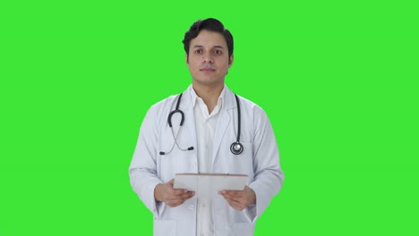 Médico-Indio-Hablando-Con-La-Pantalla-Verde-Del-Paciente