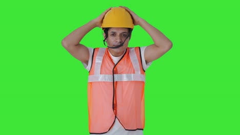 Glücklicher-Indischer-Bauarbeiter,-Der-Den-Helm-Mit-Grünem-Bildschirm-Trägt