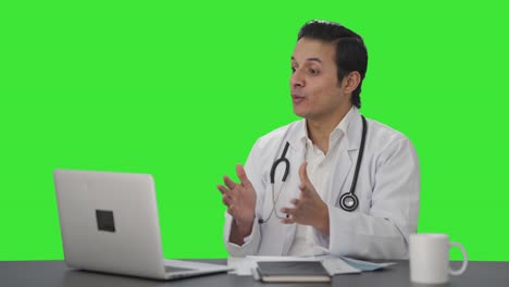 Glücklicher-Indischer-Arzt,-Der-über-Einen-Videoanruf-Mit-Grünem-Bildschirm-Spricht