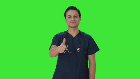 Feliz-Médico-Indio-Mostrando-Los-Pulgares-Hacia-Arriba-En-La-Pantalla-Verde