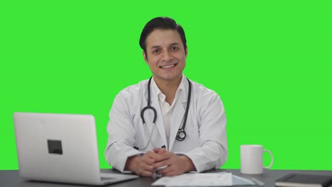 Glücklicher-Indischer-Arzt,-Der-Zum-Grünen-Bildschirm-Der-Kamera-Lächelt