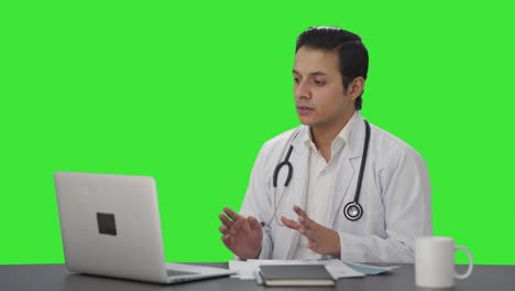 Médico-Indio-Hablando-En-Una-Videollamada-Con-Pantalla-Verde