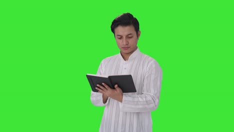 Hombre-Indio-Leyendo-Un-Libro-Con-Pantalla-Verde