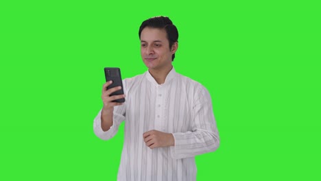 Glücklicher-Indischer-Mann,-Der-über-Einen-Videoanruf-Auf-Grünem-Bildschirm-Spricht