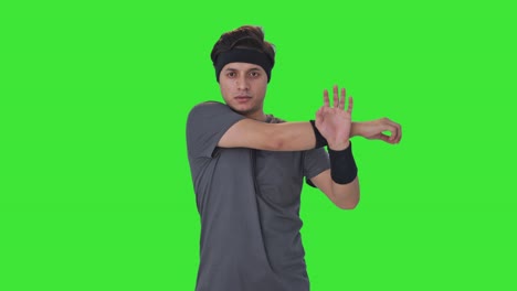 Indischer-Mann,-Der-Den-Arm-Streckt,-Grüner-Bildschirm