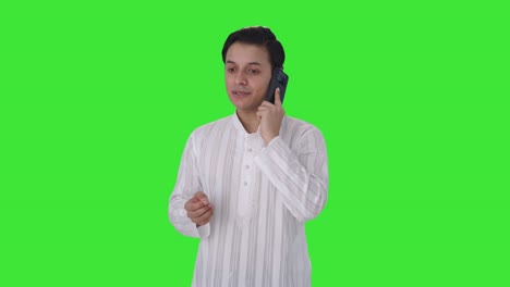 Hombre-Indio-Serio-Hablando-Por-Teléfono-Móvil-Con-Pantalla-Verde