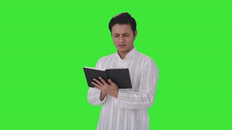 Hombre-Indio-Confundido-Leyendo-Un-Libro-De-Pantalla-Verde