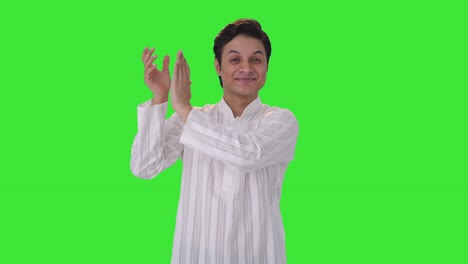 Feliz-Hombre-Indio-Aplaudiendo-Y-Apreciando-La-Pantalla-Verde