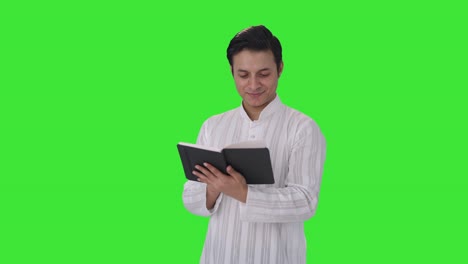 Glücklicher-Indischer-Mann,-Der-Ein-Buch-Liest,-Grüner-Bildschirm