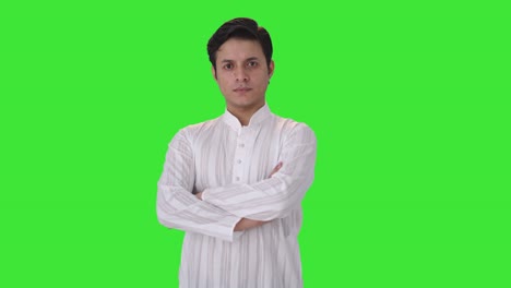 Selbstbewusster-Indischer-Mann-Mit-Gekreuzten-Händen-Und-Grünem-Bildschirm