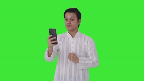 Hombre-Indio-Hablando-En-Videollamada-Pantalla-Verde