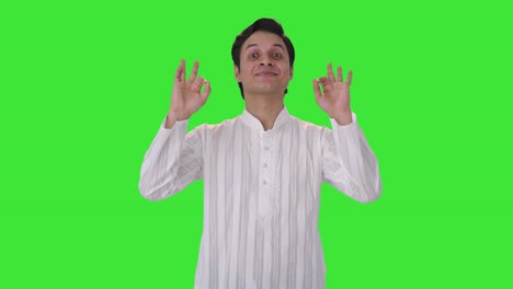 Hombre-Indio-Feliz-Mostrando-La-Pantalla-Verde-Del-Signo-OK
