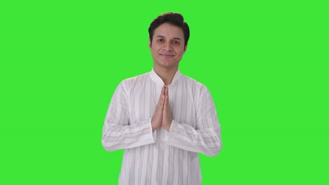 Junger-Indischer-Mann-Macht-Namaste-Auf-Grünem-Bildschirm