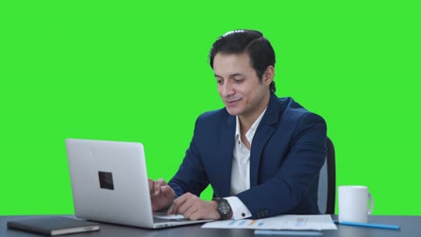 Glücklicher-Indischer-Unternehmensmitarbeiter,-Der-Am-Grünen-Bildschirm-Des-Laptops-Arbeitet