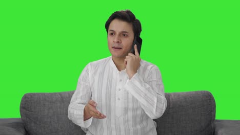 Wütender-Indischer-Mann,-Der-Auf-Dem-Grünen-Bildschirm-Des-Telefons-Spricht
